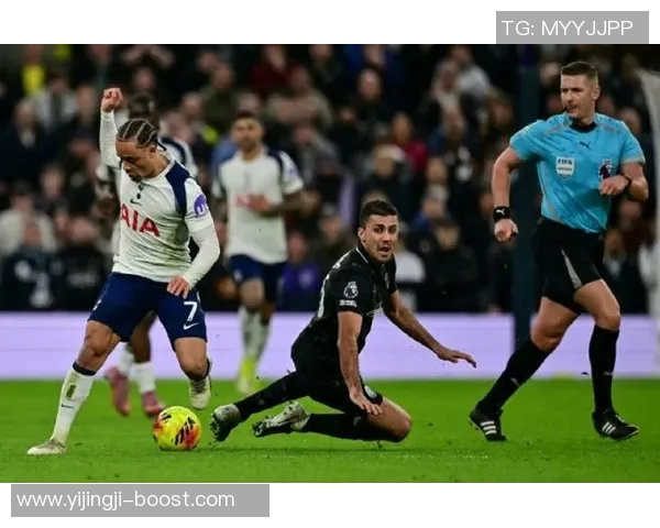 友谊赛精彩对决AC米兰与曼城战成平局争议判罚引发热议